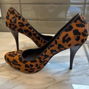 Banana Republic Izzy classic pumps size 7-  leopard
